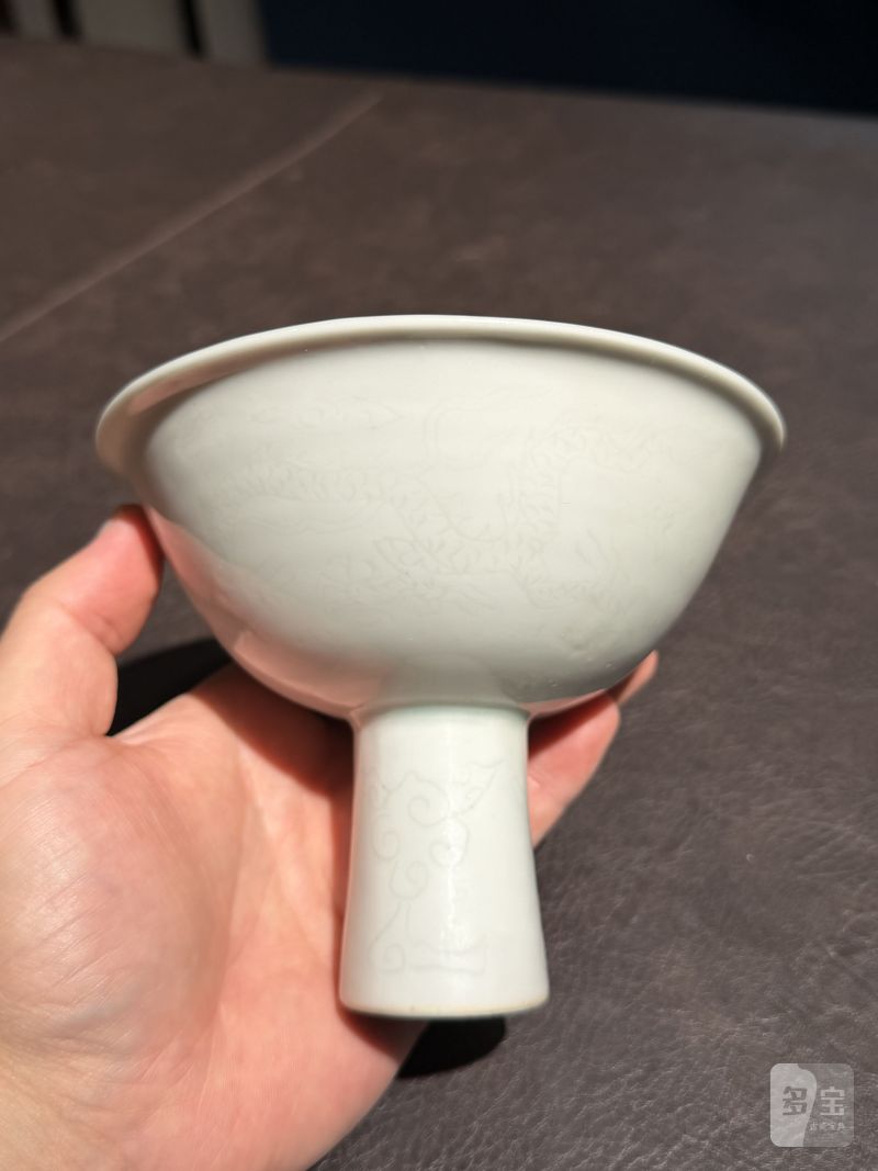 明嘉靖 白釉暗刻龙纹高足杯 - 图7